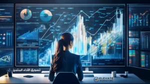 شخص يجلس أمام شاشة كمبيوتر تعرض لوحة تحكم تحليلية تشمل رسومًا بيانية ومؤشرات أداء لموقع إلكتروني، مع رموز مرتبطة بتحسين محركات البحث مثل عدسة مكبرة وكلمات مفتاحية، في بيئة عمل احترافية