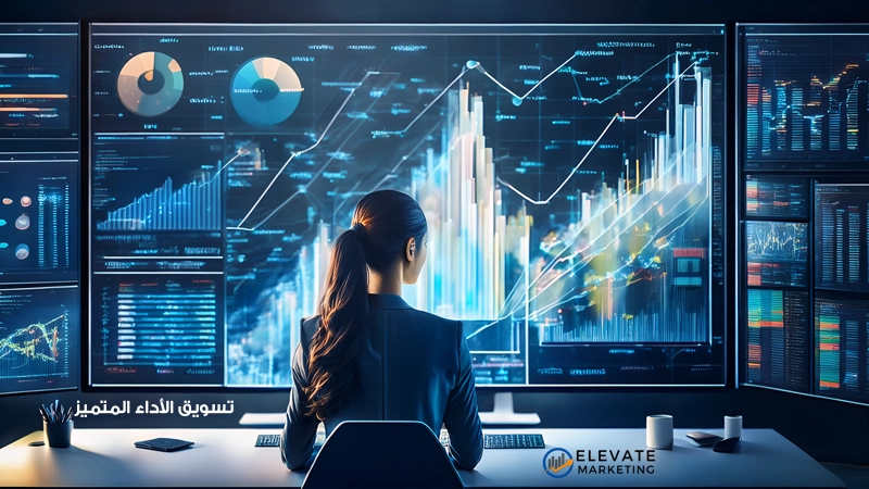 شخص يجلس أمام شاشة كمبيوتر تعرض لوحة تحكم تحليلية تشمل رسومًا بيانية ومؤشرات أداء لموقع إلكتروني، مع رموز مرتبطة بتحسين محركات البحث مثل عدسة مكبرة وكلمات مفتاحية، في بيئة عمل احترافية